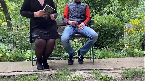 Kręcona macocha zaspokaja pasierba na zewnątrz