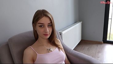 Kręcona mamuśka Oksana Katysheva sikająca do ust drobnej nastolatki Sashy Paige podczas ostrego seksu lesbijskiego!