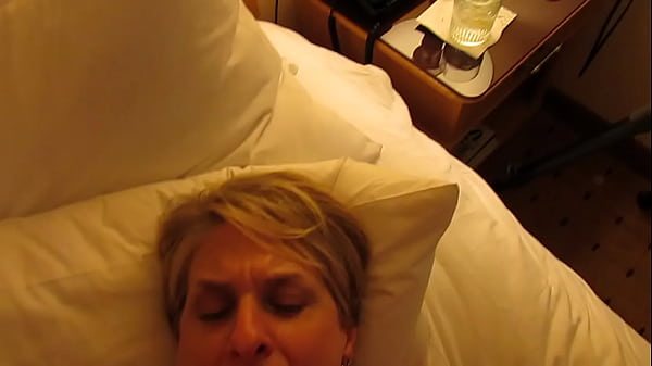 Krótkowłosa dojrzała blondynka Cumslut Beth dostaje niechlujną spermę na twarz, połyka trochę, a następnie ssie jego kutasa jak spragniona dziwka! #cumslutbeth