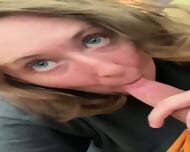 Ładna amerykańska blondynka z lodzikiem