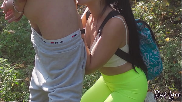 Leśne quickie dla napalonych nastoletnich wędrowców / Outdoor blowjob doggy i cum on ass