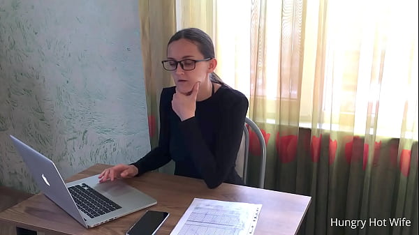 Lizanie cipki i ostro zerżnięta pani szef, aby dostać pracę