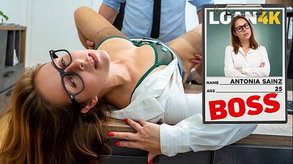 LOAN4K. Sekretny seks między puszczalską szefową i jej niegrzecznym kierownikiem na stole w biurze