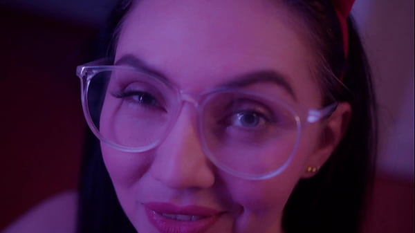 Lubieżny mężczyzna pieprzy się analnie ze swoją MILF.