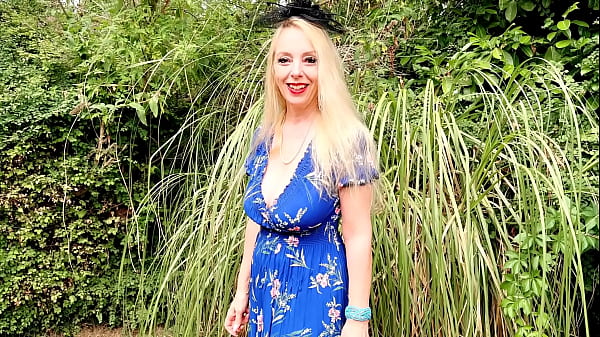 Lucy Gresty pokazuje duże naturalne cycki w ogrodzie