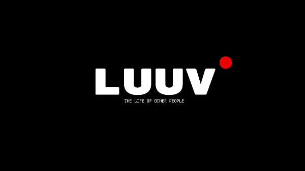 LUUV. Piękna dziewczyna Alice bierze prysznic w amatorskim reality show