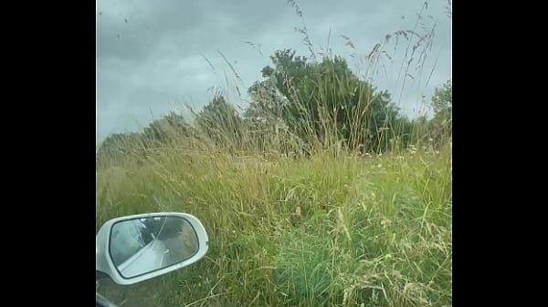 Macocha jest zdenerwowana, ponieważ chce iść na zakupy, ale zatrzymuje samochód na publicznym parkingu i zmusza ją do zrobienia mu loda.