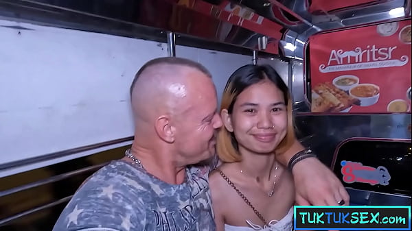 Malutka tajska nastolatka poderwana w Pattaya z Tuk Tukiem na seks