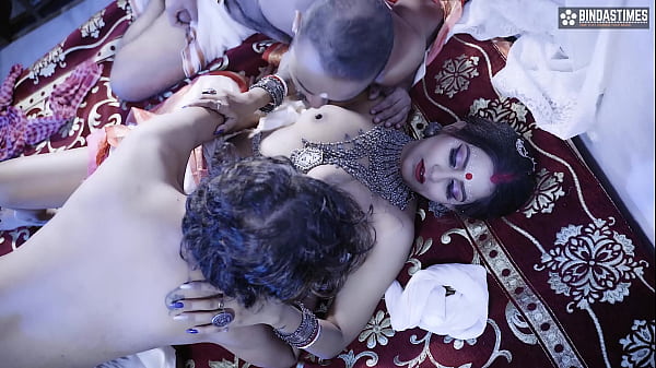 Mąż dzieli się swoją uroczą nowo poślubioną żoną ze swoim przyjacielem podczas nocy poślubnej – Threesome Fuck