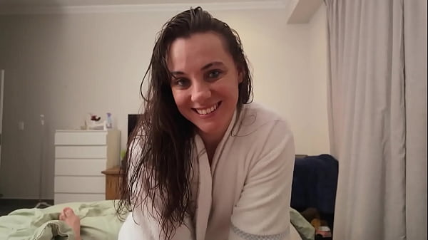 MILF Stepmom z dużym tyłkiem trzyma to w rodzinie i dostaje kutasa od pasierba – To się nie liczy