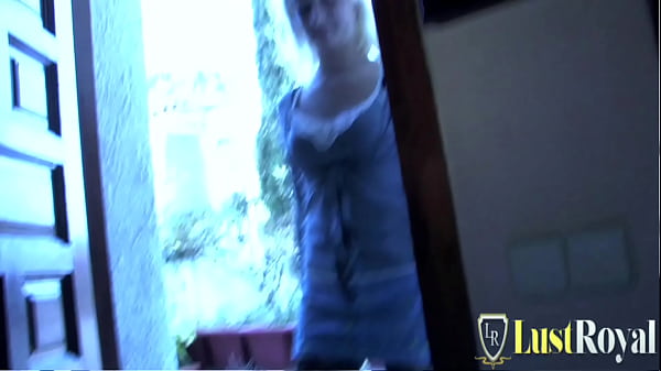 Młoda blondynka w seksownych pończochach obciąga kutasa i zostaje zerżnięta