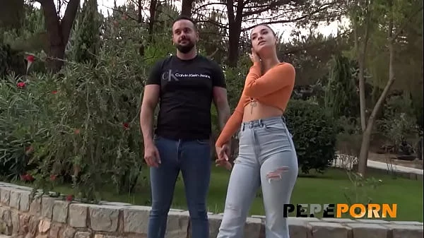 Młoda i piękna para próbuje swojego pierwszego porno: Poznaj niesamowitą Candy Fly!