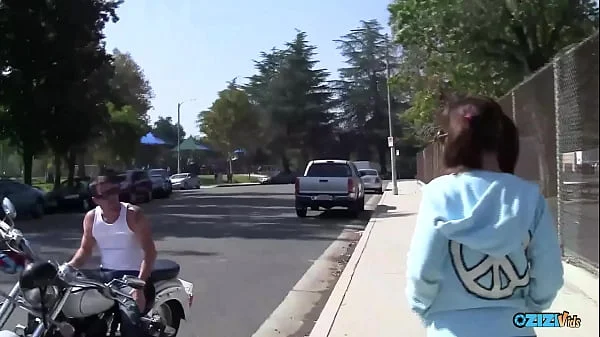 Motocyklista namówił chudą brunetkę do zabawy z jego kutasem