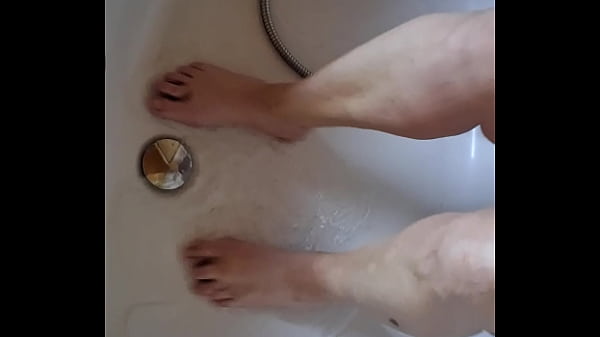 Mycie brudnych stóp w wannie