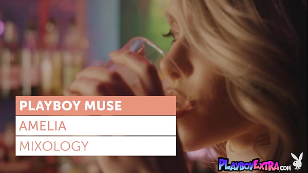 Namiętna, naturalna blond nastolatka Amelia pozuje nago na ladzie barowej