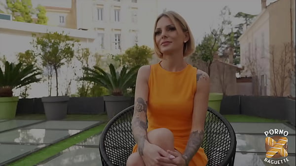 Naomi Ricci, wysublimowana blondynka, oferuje sobie pięknego kutasa na swoją premierę