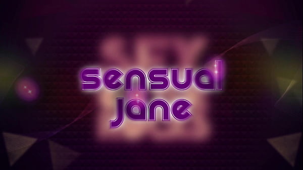 Napalona brunetka Milf z dużymi cyckami ssie kutasa i pieprzy się w barze