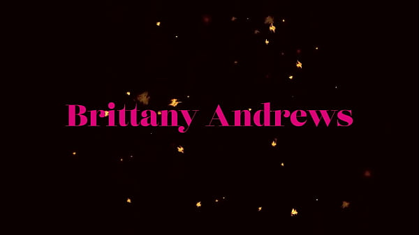 Napalona cycata blondynka Brittany Andrews pieprzy się palcami w cipkę!