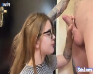 Napalona dziwka, ogromne męskie mięso sprawiło, że doszła i pokochała to! Najlepsze porno w historii!