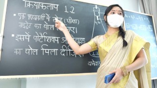 Nauczycielka Desi uczyła swoją dziewiczą uczennicę Hardcore Fuck w sali lekcyjnej ( Hindi Drama )