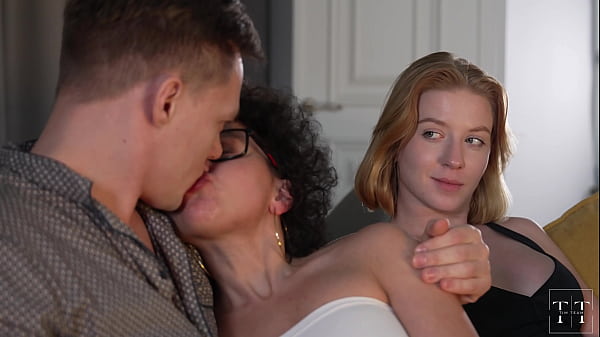 Naughty Guest. Prowokująca blondynka błaga o tego wielkiego kutasa! 4K HD Tim Team