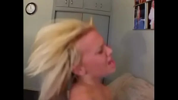 Niewinna blondynka w szpilkach bierze długiego czarnego kutasa w biurze