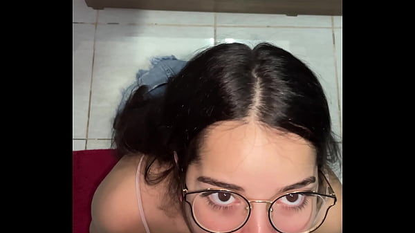 Obciąganie POV Debory Mendes na Wellington Ribeiro, odbicie jej tyłka w lustrze i intensywna twarz na końcu – COMPLETE ON SHEER.COM AND RED