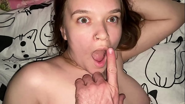 Ojczym szybko pieprzył usta pasierbicy, podczas gdy jej matka była w pokoju obok