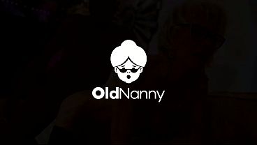 OldNanny – Dwie wytatuowane babcie z kategorią BBW w namiętnym pocałunku i pieszczotach palcami