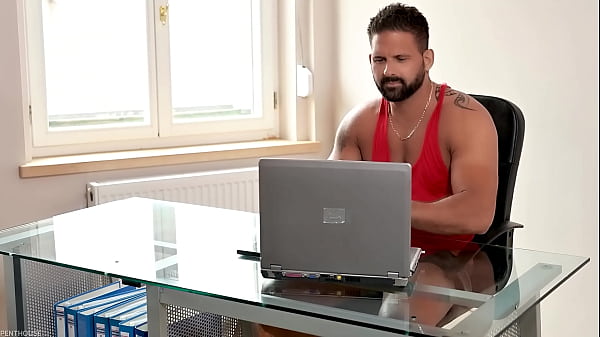 PenthouseGold.com – Śliczna technik komputerowa Candie Luciani ujeżdża swojego głodnego i przystojnego klienta