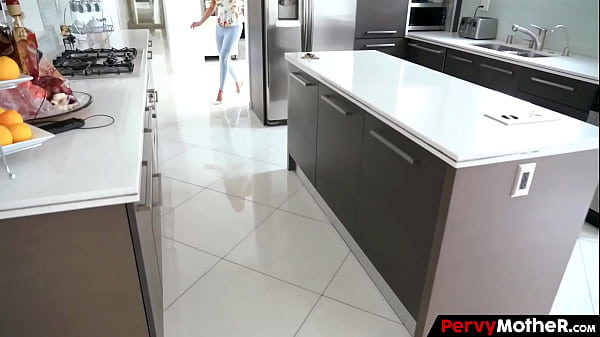 PervyMother – Przyrodnia mama szlochająca nad jajami swojego biednego chłopca