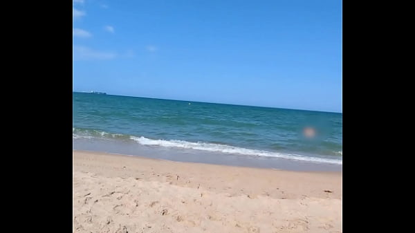Pieprzę moją azjatycką dziewczynę w namiocie na publicznej plaży. Dochodzę w środku!