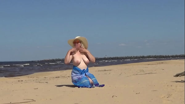 Pieprzenie dojrzałych na plaży