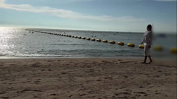 Plażowa laska zaprasza mnie do swojego pokoju hotelowego na dziką noc