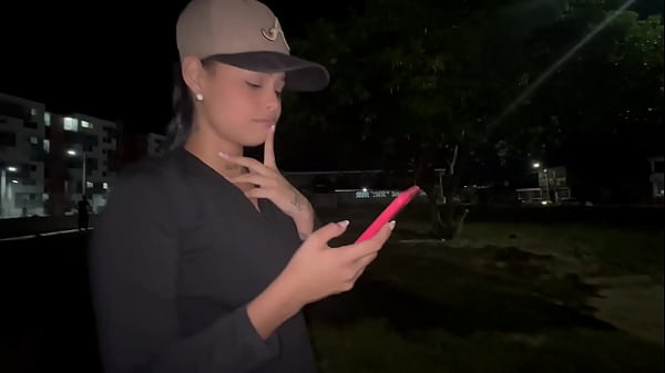 POMAGAM UROCZEJ DZIEWCZYNIE, KTÓRĄ SPOTYKAM W PARKU, ZAPRASZAM JĄ DO MOJEGO DOMU I KOŃCZYMY NA OSTRYM I BOGATYM PORNO DOMOWEJ ROBOTY.