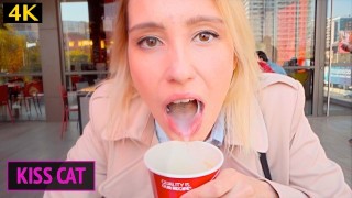 Fajna blondyneczka uwielbia smak spermy
