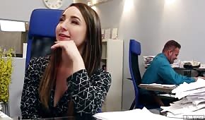 Sekretarka zabiera się za kutasa