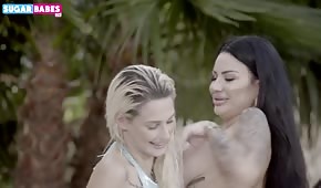Piękne gwiazdy porno zabawiają się w ogrodzie