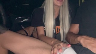 Złotowłosa amatorka delektuje się penisem
