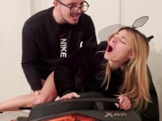 Seks na skuterze ze zgrabną blondyneczką
