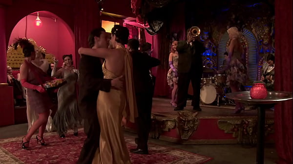 Pornogwiazdy w gorącej scenie seksu grupowego rozgrywającej się w latach 20. XX wieku