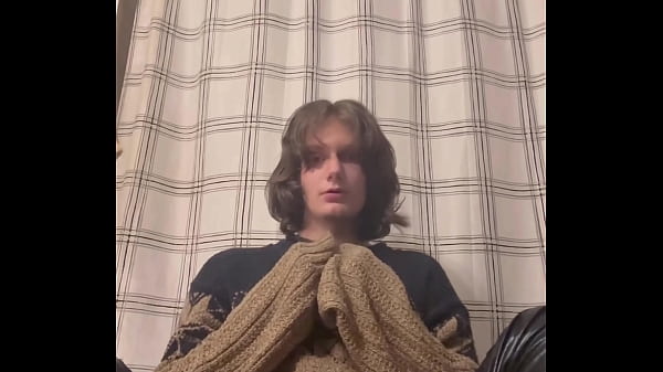POV: Przyłapujesz swojego najlepszego przyjaciela Femboya na noszeniu twojego swetra