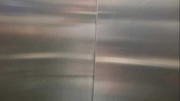 Poznałem ją w windzie, teraz jest naga i mokra w moim pokoju hotelowym! Seks randka w miejscu publicznym