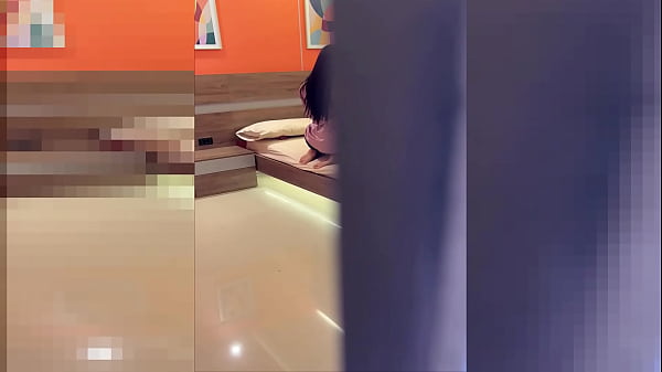 PRZYŁAPANA CYCATA MACOCHA ZMUSZAJĄCA SWOJĄ CIPKĘ I POTRZĄSAJĄCA TYŁKIEM W SYPIALNI AŻ DO ORGAZMU.