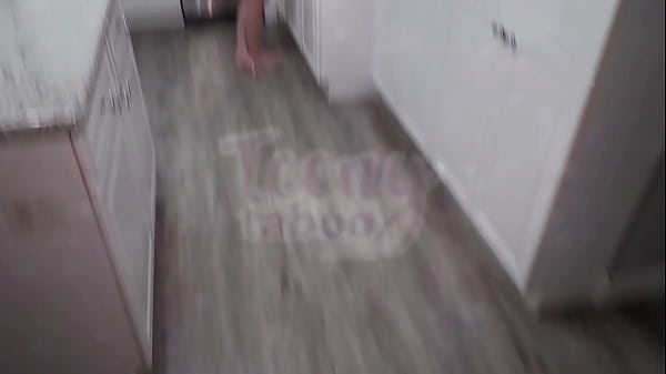 Przyłapana na naszym łóżku Amber Angel pieści swoją nastoletnią cipkę przed Creampie