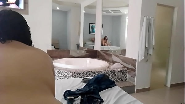 PULCHNA NIMFETKA SIEDZĄCA NA SWOJEJ CIPCE W MOTELU I KOŃCZĄCA NA KUTASIE