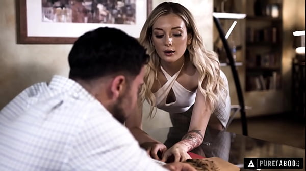 PURE TABOO Uwodzicielska uzależniona od seksu Charlotte Sins kusi napaloną terapeutkę do zdominowania jej cipki