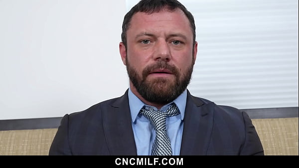 Rodzina Freeuse pomaga tacie zrelaksować się przed rozmową kwalifikacyjną dzięki grupowej sesji seksu – Cncmilf