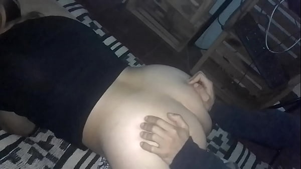 Ściągam mu klapsa i pocieram penisa