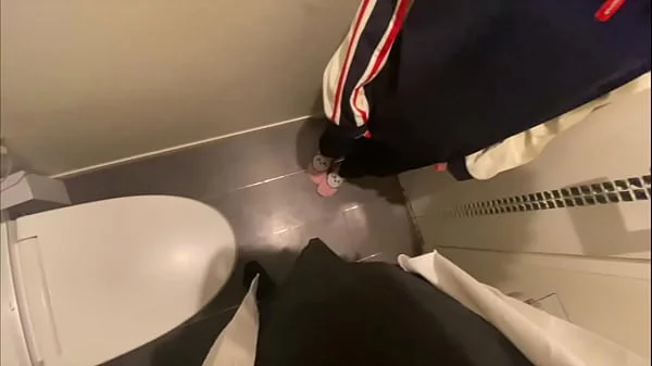 Seks między dziewczyną menadżera klubu piłkarskiego a kapitanem w Super Fatty’s Toilet.